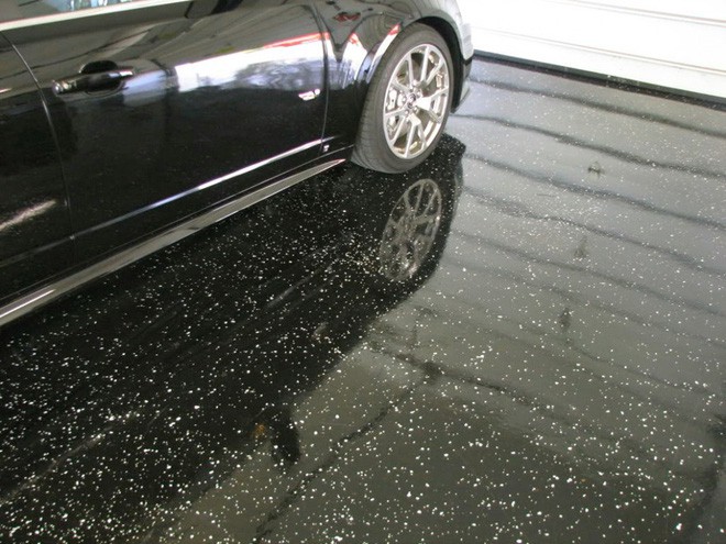 Lớp epoxy đen được c&agrave;i đặt trong nh&agrave; để xe bởi v&igrave; ch&uacute;ng c&oacute; khả năng chịu đựng mọi thứ v&agrave; kh&ocirc;ng tốn k&eacute;m.