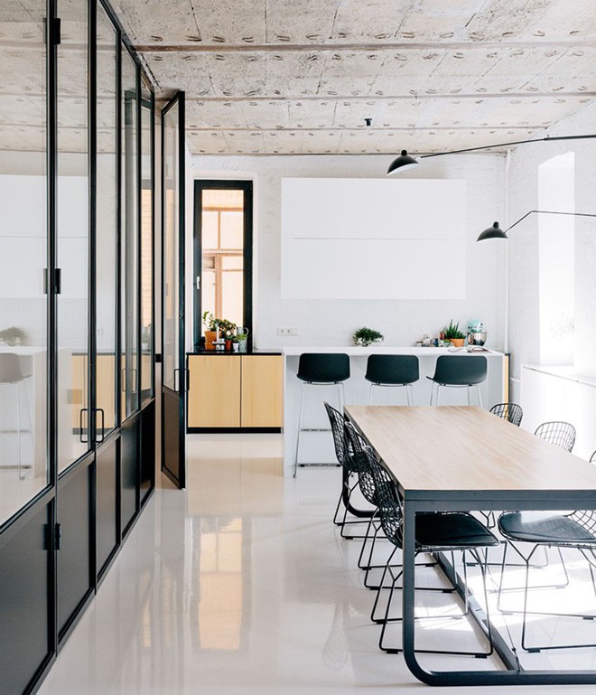 S&agrave;n epoxy b&oacute;ng trung t&iacute;nh kh&ocirc;ng đắt tiền v&agrave; bạn c&oacute; thể sử dụng ch&uacute;ng một c&aacute;ch dễ d&agrave;ng.