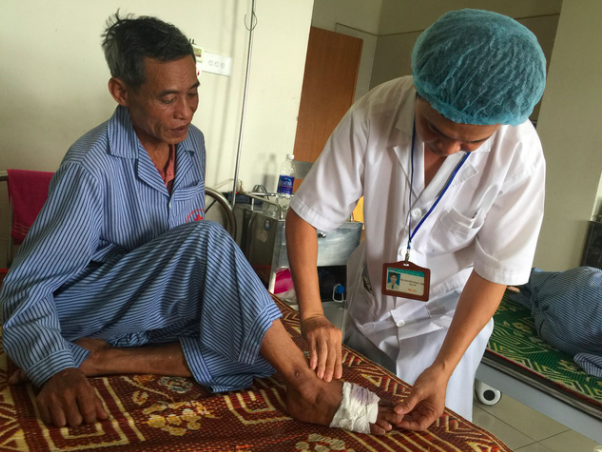 
Cán bộ y tế chăm sóc bàn chân cho bệnh nhân tại Bệnh viện Nội tiết Trung ương.     Ảnh: TL
