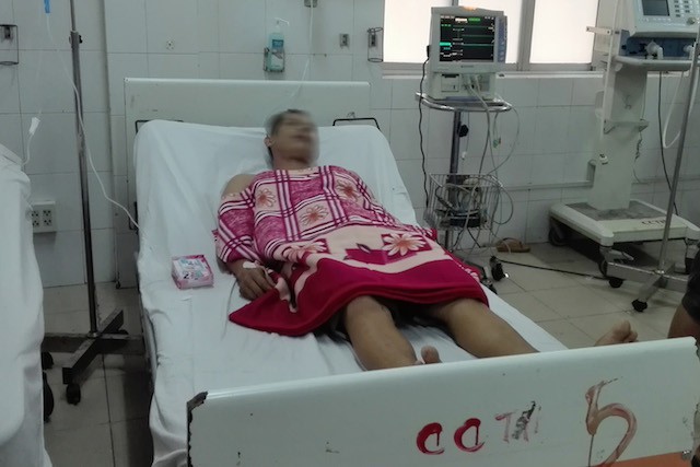 Nam bệnh nhân đang cấp cứu tại bệnh viện. Ảnh: Minh Anh.