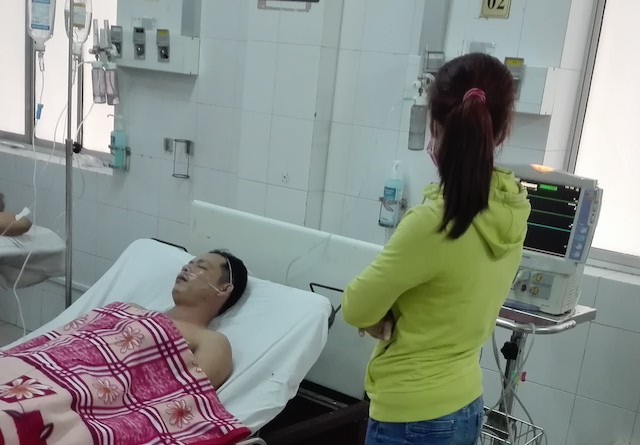 
Nam bệnh nhân đang cấp cứu tại bệnh viện.
