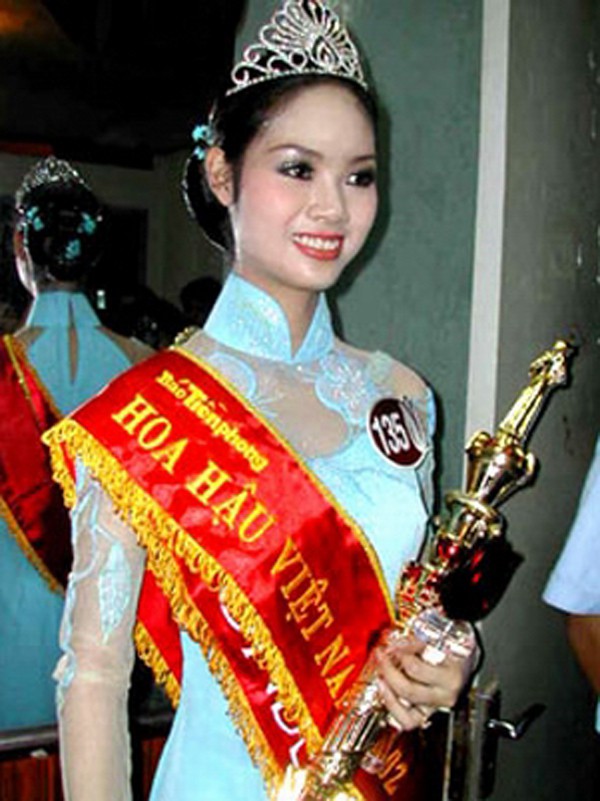 
Hoa hậu Mai Phương lúc đăng quang năm 2002.

