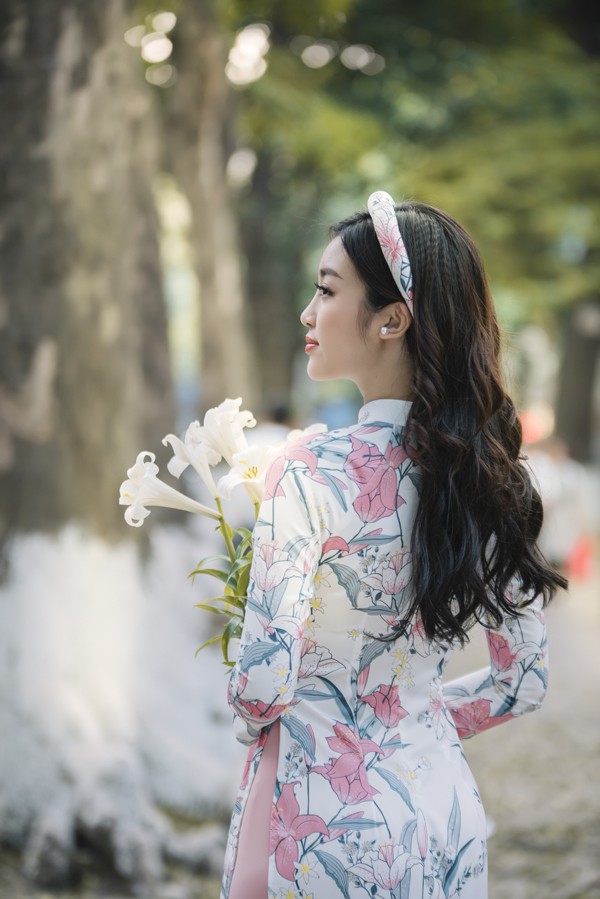 
Vẻ đẹp mong manh của Hoa hậu Đỗ Mỹ Linh trong nắng Hà Nội với hoa loa kèn.
