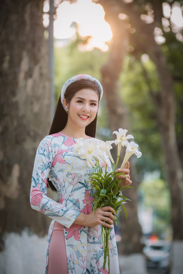 
Ngọc Hân quý Hoa hậu Mỹ Linh bởi vẻ đẹp và tính cách chuẩn gái Hà thành.

