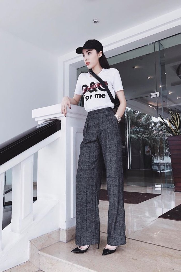 Áo thun và mũ lưỡi trai là những item không thể thiếu trong mỗi outfit của Kỳ Duyên.