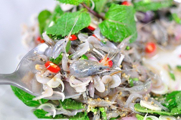 Món tép nhảy Goong Ten của Thái Lan được coi là “tàn nhẫn” không kém gì bạch tuộc sống của Hàn Quốc. Khi ăn, thực khách vẫn thấy rõ các xúc tu bạch tuộc còn ngọ nguậy trong miệng.