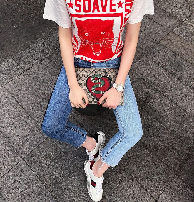 Mẫu áo thun này theo phong cách unisex - đáp ứng được nhu cầu của cả hai phái. Tuy nhiên cách Kỳ Duyên diện cũng manly chẳng kém gì bạn trai Hà Hồ.