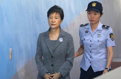 Cựu tổng thống H&agrave;n Quốc Park Geun-hye tr&igrave;nh diện tại t&ograve;a h&ocirc;m 25/8/2017. Ảnh: EFE.