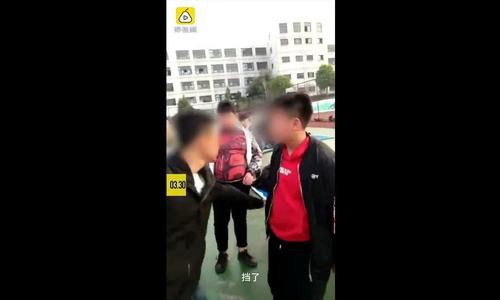 Nữ sinh Trung Quốc g&acirc;y phẫn nộ v&igrave; d&ugrave;ng xấp tiền t&aacute;t bạn nam