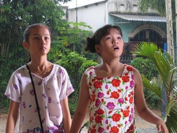 Angela Phương Trinh và Nhật Hạ trong phim Mùi ngò gai cách đây 14 năm.