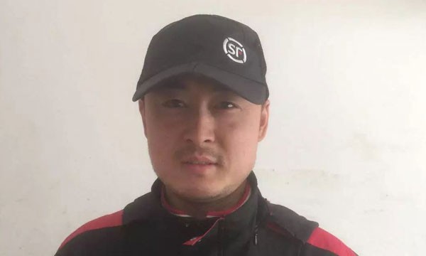 Anh Li đang được người dùng mạng Trung Quốc phong là anh hùng sau hành động xả thân cứu người.