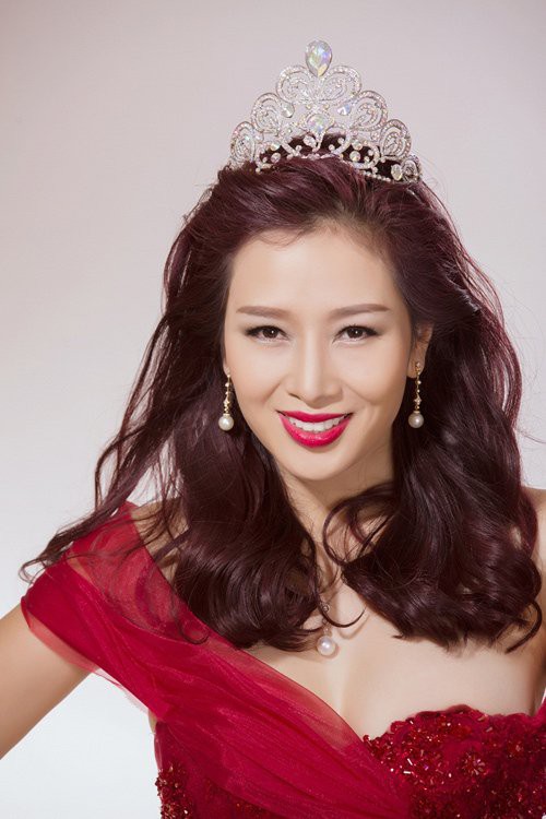 Năm 2011, cô trở thành Á Hậu 1 tại cuộc thi Hoa hậu Quý bà thế giới khi là đại diện của Việt Nam sang tham dự.