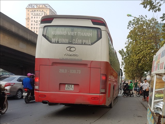 
Xe khách Kumho Việt Thanh nghênh ngang bắt khách trên đường Phạm Hùng gây ùn tắc giao thông.
