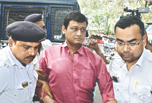 Subhabrata Majumdar bị cảnh sát bắt giữ hôm 5/4. Ảnh: Millenium Post