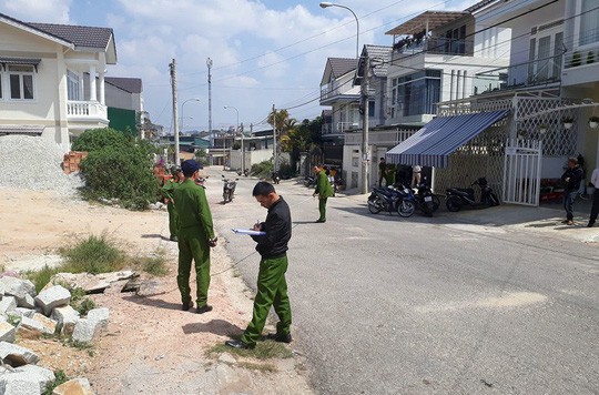 
Công an tỉnh Lâm Đồng khám nghiệm hiện trường vụ nổ súng.
