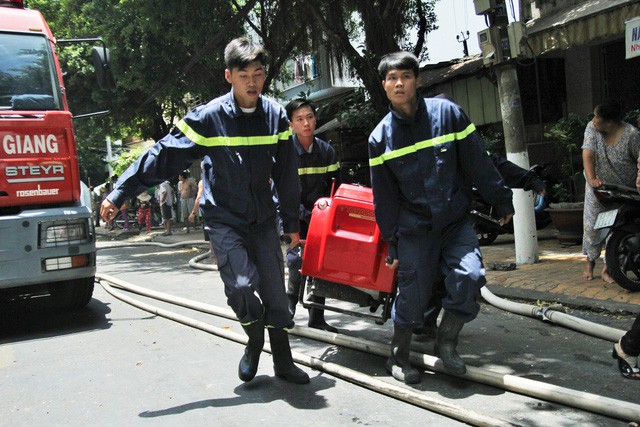 
Lực lượng chữa ch&aacute;y chuy&ecirc;n nghiệp đang tổ chức dập lửa - Ảnh: MẬU TRƯỜNG
