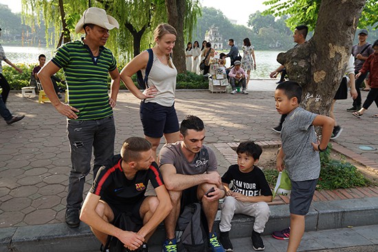 Trẻ trải nghiệm làm Hướng dẫn viên du lịch trên Bờ hồ cho người nước ngoài.