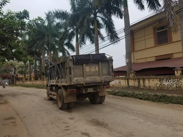 
Người dân từng mang đá, ống cống ra chắn, ngăn cho xe tải không qua được nhưng cũng không ăn thua.
