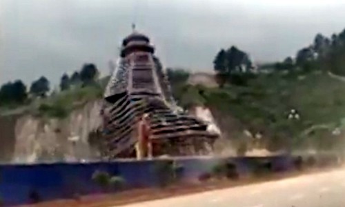 Gi&oacute; giật sập t&ograve;a th&aacute;p 23 tầng đang x&acirc;y ở Trung Quốc.