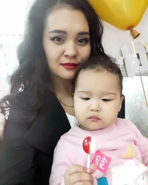 Con g&aacute;i nhỏ 3 tuổi đ&atilde; phải chứng kiến c&aacute;i chết của người mẹ.