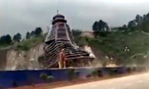 T&ograve;a th&aacute;p cao 23 tầng bị gi&oacute; x&ocirc; đổ. Ảnh: Sina.