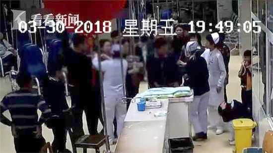 
B&agrave; ngoại đ&aacute;nh đập y t&aacute; v&igrave; ch&aacute;u trai kh&oacute;c khi lấy m&aacute;u.
