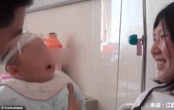 
Cảnh mẹ gặp lại con trai nhỏ 6 th&aacute;ng tuổi.
