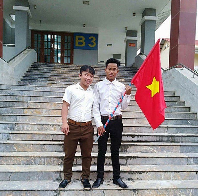 Đinh Đường (b&ecirc;n phải) đang thực tập sư phạm tại Trường Tiểu học Hải Th&agrave;nh (th&agrave;nh phố Đồng Hới, Quảng B&igrave;nh).