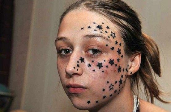 Chỉ thiếp đi một lúc, cô gái tỉnh dậy với 56 ngôi sao được xăm lên mặt.