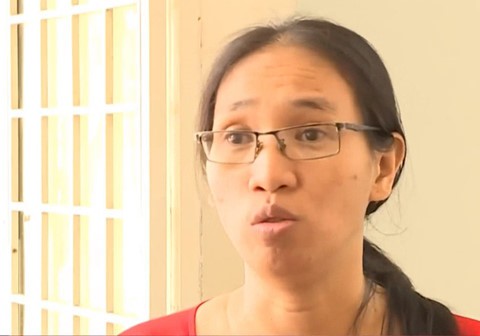 Cô Trần Thị Minh Châu bị tạm đình chỉ công tác. Ảnh cắt từ clip.