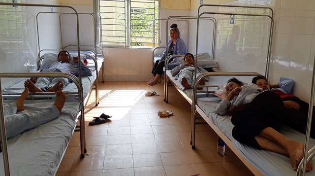 Các nạn nhân bị ngộ độc nằm điều trị tại Bệnh viện Đa khoa Huyện Sông Mã - Sơn La. Ảnh: Thanh Loan
