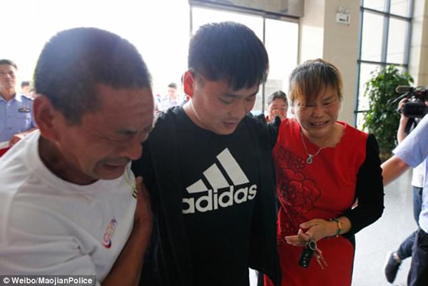 
Vợ chồng ông Ly và Chen hạnh phúc khi gặp con trai sau 22 năm thất lạc.
