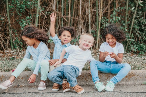 Bố mẹ đ&oacute;ng vai tr&ograve; quan trọng gi&uacute;p trẻ lạc quan hơn. Ảnh: Mother Mag