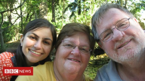 Rebecca với mẹ mình và người bố nuôi dưỡng bao năm, nhưng không phải là cha sinh học. Ảnh: BBC.
