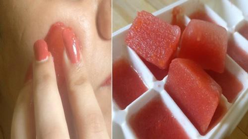 Cứ thế chà nhẹ lên da mặt đến khi nào đá tan hết thì dừng lại.