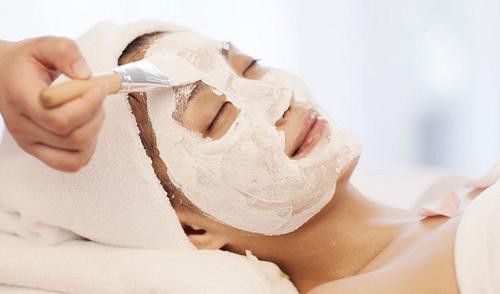 Lưu lại hỗn hợp trên da chừng 20 phút rồi rửa sạch mặt bằng nước ấm.
