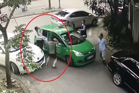 
Mặc dù lái xe taxi đã nhẫn nhịn nhưng vẫn bị nam thanh niên côn đồ tấn công
