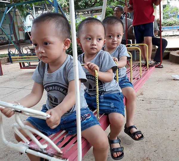 Chị Nga chia sẻ việc nuôi con rất tốn kém vì mọi chi phí đều phải nhân ba.