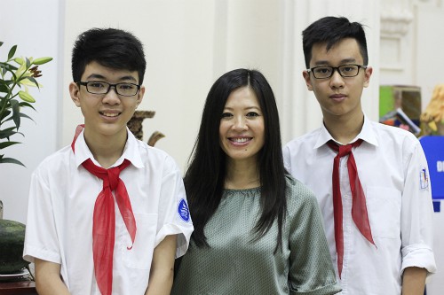 Khôi và Huy cùng chị Tần Lê (người Australia gốc Việt), nhà sáng lập bộ đọc sóng não Emotiv, trong buổi làm việc với một nhà đài của Mỹ ngày 10/5. Ảnh: Dương Tâm