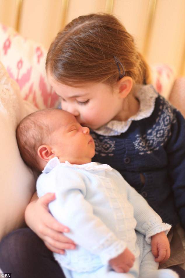 Bức chân dung thứ hai được công bố mới đây cho thấy Công chúa Charlotte hôn lên trán em trai. Bức ảnh được chia sẻ nhân dịp sinh nhật lần thứ 3 của công chúa nhỏ.
