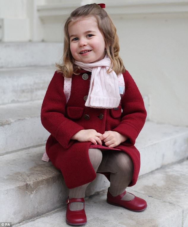 Kate chụp chân dung con gái trong ngày đầu tiên đến trường. Công chúa Charlotte theo học trường mẫu giáo Willcocks ở London từ tháng 1 năm nay.