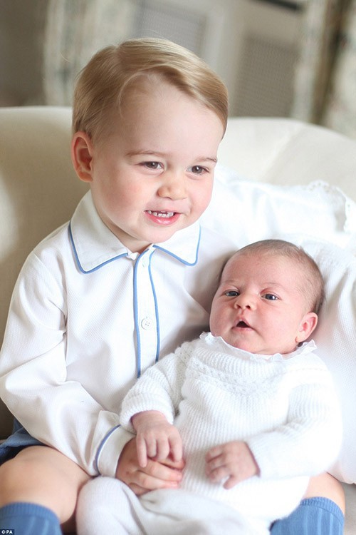 Năm 2015, Kate lần đầu chụp ảnh cho con khi Charlotte mới chào đời. Hoàng tử George bên em gái Charlotte mới sinh tại dinh thự Anmer Hall, ngôi nhà vợ chồng Kate ở, trước khi chuyển vào sống trong Điện Kengsington.