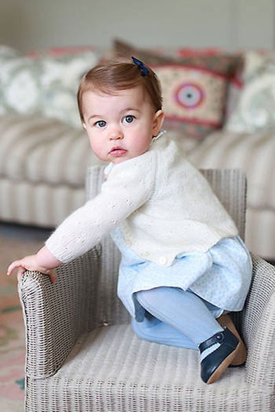 Nhân dịp sinh nhật đầu tiên của Công chúa Charlotte, tháng 5/2016, Kate tiếp tục chụp ảnh con để gửi tới công chúng.