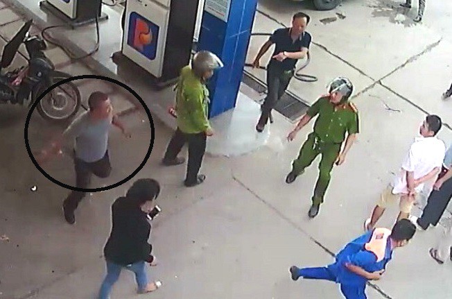 Khi lực lượng chức năng có mặt, Hưng vẫn tìm cách đuổi đánh nhân viên bán xăng. Ảnh: Cắt từ clip