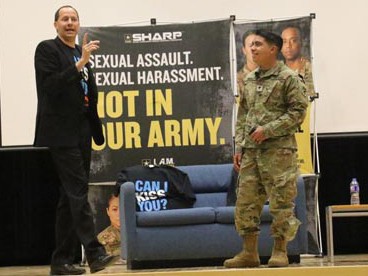 
Binh sĩ Mỹ tham gia một buổi hướng dẫn hẹn h&ograve;. Ảnh: ARMY.MIL
