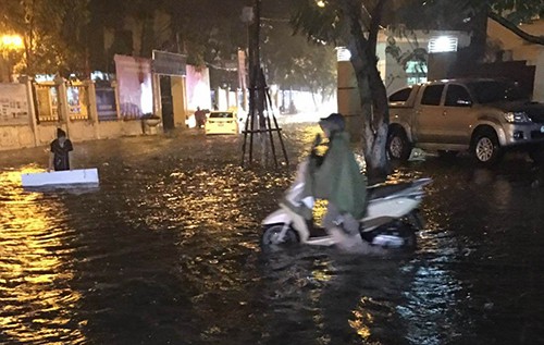 
Một số tuyến đường ở khu vực Nghĩa Tân (Cầu Giấy) bị ngập. 
