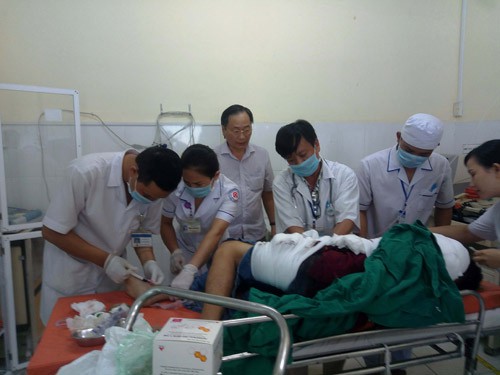 Lãnh đạo tỉnh Khánh Hòa (ở giữa) đến thăm các nạn nhân bị tai nạn giao thông.