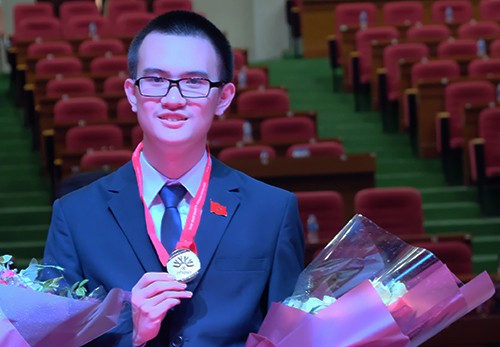 
Trần Đức Huy (lớp 12 Lý 1, THPT chuyên Hà Nội Amsterdam) đoạt huy chương vàng và là thí sinh có điểm số cao nhất đoàn Việt Nam trong kỳ thi Olympic Vật lý châu Á 2018. Ảnh: Quỳnh Trang.
