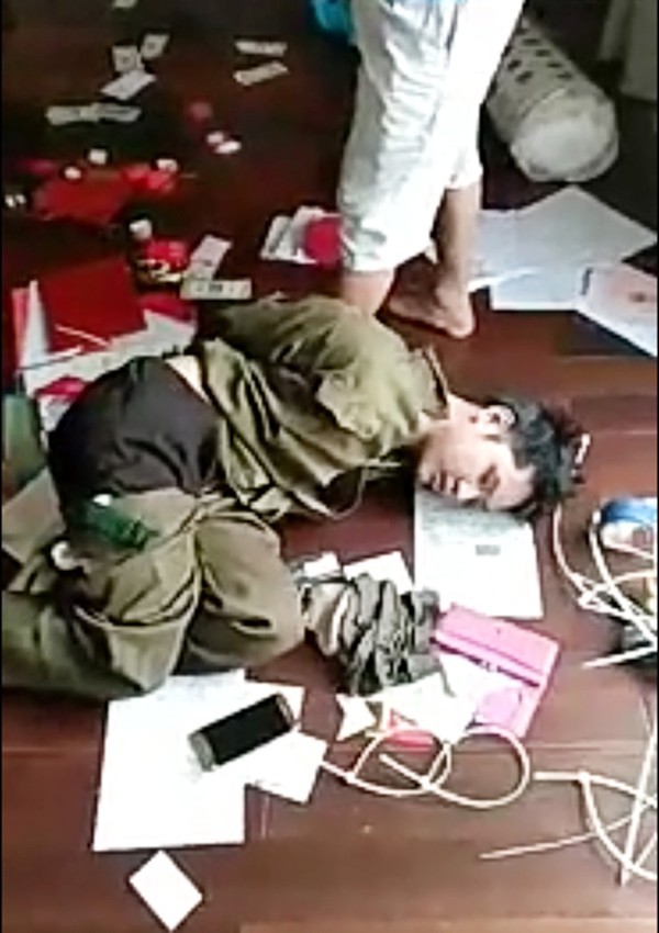 Kiên bị khống chế tại nhà nạn nhân khi thực hiện vụ cướp.