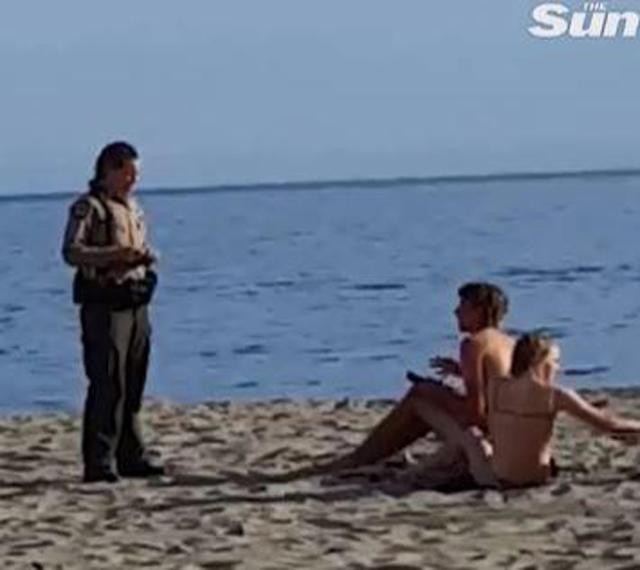 
Cặp đôi này chỉ chịu dừng lại và mặc đồ khi một viên cảnh sát tới nhắc nhở.
